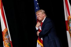 Трампа уличили в использовании американского флага для своих целей