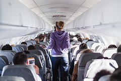 Пассажиры и экипаж самолета пять часов удерживали неадекватного дебошира во время полета