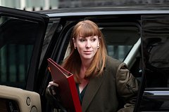 Стало известно о подготовке заговора против премьера Британии