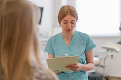 В российском городе за женскими консультациями закрепили священников