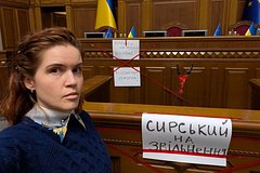 В Раде заблокировали трибуну и потребовали отставки главкома ВСУ